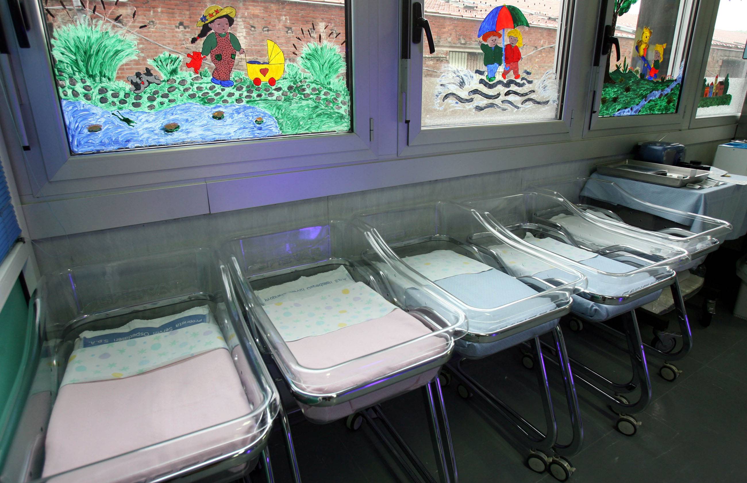 internet - culle vuote - Una foto d'archivio delle culle vuote in un reparto di ostetricia. Un reparto di ostetricia che viene chiuso dai Nas nel 2009 ed un'ambulanza che non c'e': sono le premesse da cui origina un nuovo caso di malasanità in Calabria con la morte di una neonata nell'ospedale di Rossano. ANSA/FRANCO SILVI /GID