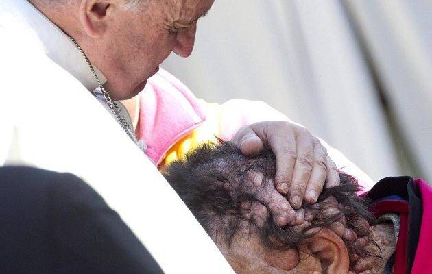 L'abbraccio del Papa che commosse il mondo.