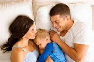 Cosa-fare-se-il-bambino-vuole-dormire-nel-lettone-insieme-a-mamma-e-papa
