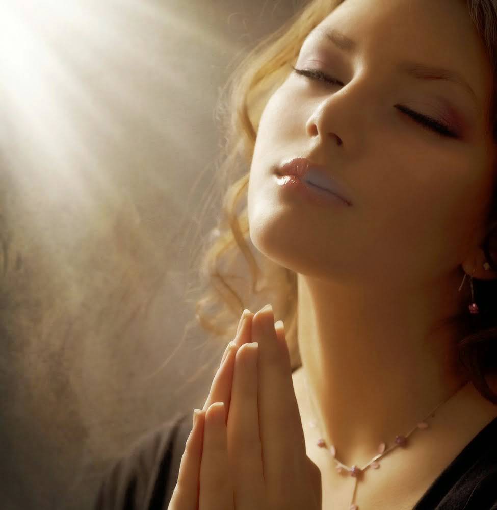 donna in preghiera
