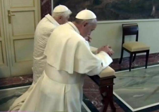 Un fermo immagine mostra Papa Francesco e il Papa Emerito Benedetto XVI mentre pregano durante il loro incontro, 23 marzo 2013. ANSA/ TV2000 ++HO NO SALES EDITORIAL USE ++