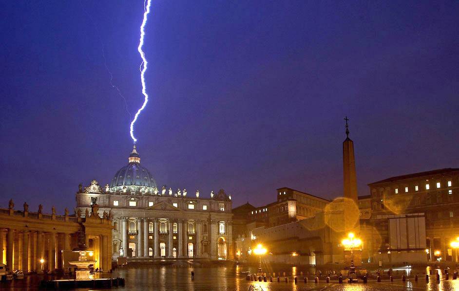 E' la seconda volta che un fulmine colpisce San Pietro, che segno sarà? -  La Luce di Maria