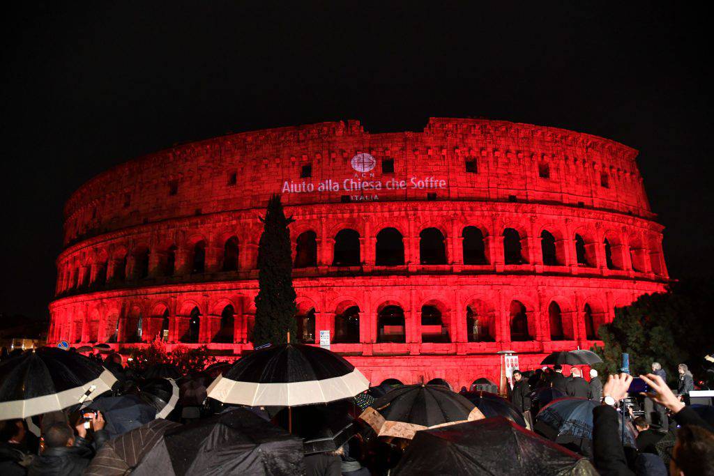 Il Colosseo si tinge di rosso per le vittime cristiane in Medio Oriente