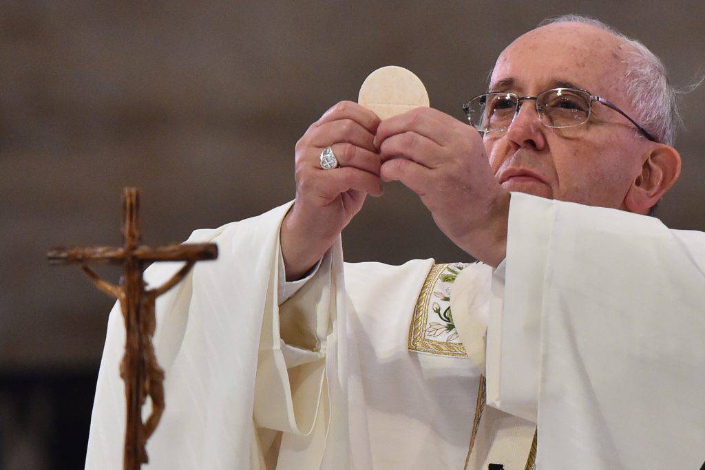 Papa Francesco: "Lasciamoci purificare dall'amore, scopriremo che Dio è sempre presente"