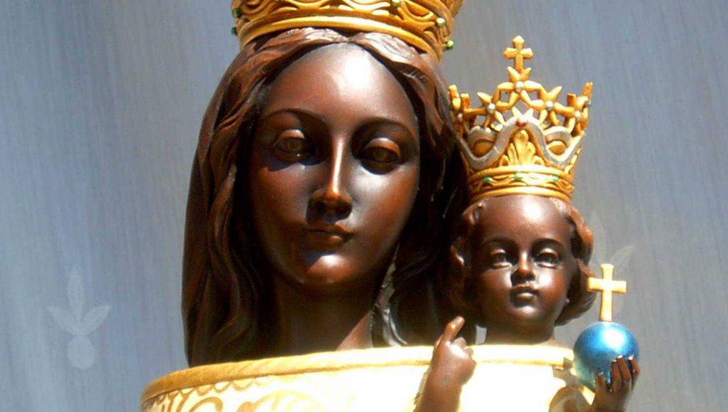 Donna sta per gettarsi dal tetto, ma la Madonna di Loreto la salva