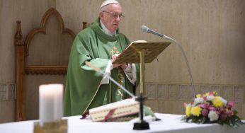 Papa Francesco: “Il consumismo è male, donare allarga il cuore”