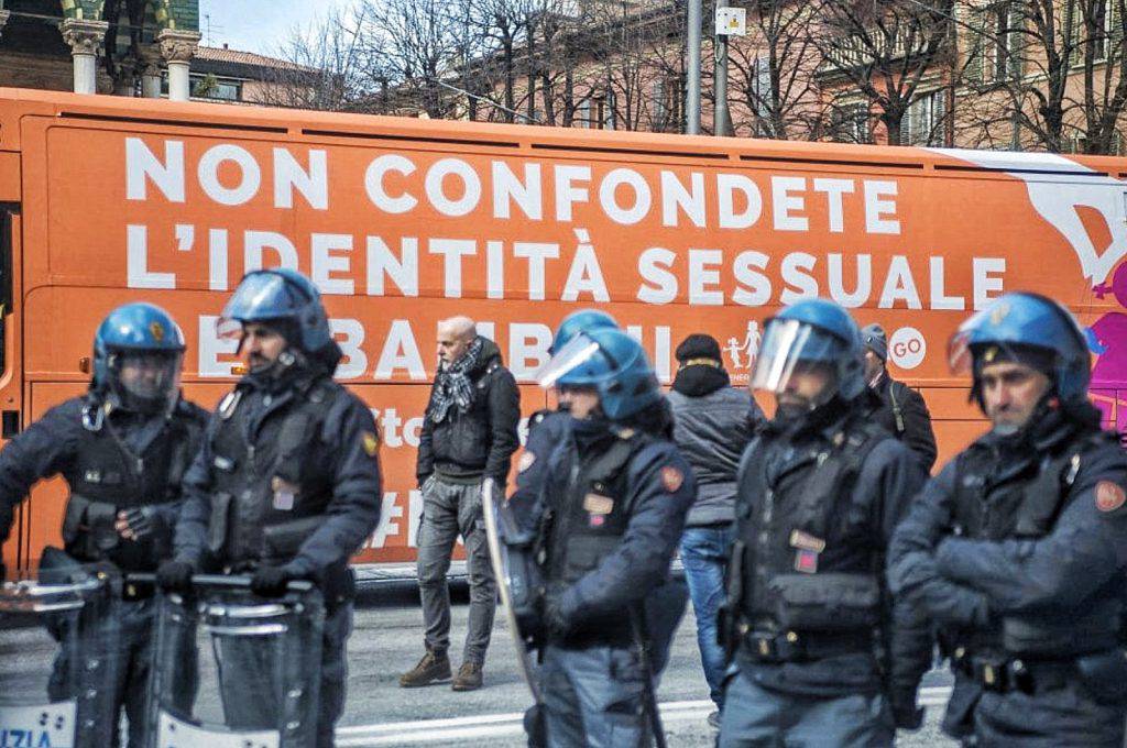 Scortati dalla Polizia per chiedere "di non confondere l'identità sessuale dei bambini"