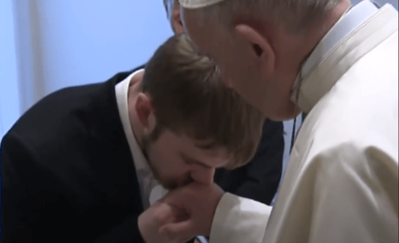 Papa Francesco riceve il padre di Alfie Evans: "Sono commosso dal tuo coraggio"