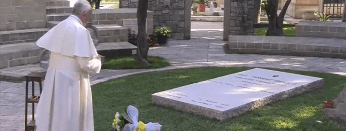 Papa Francesco prega sulla tomba di Don Tonino Bello