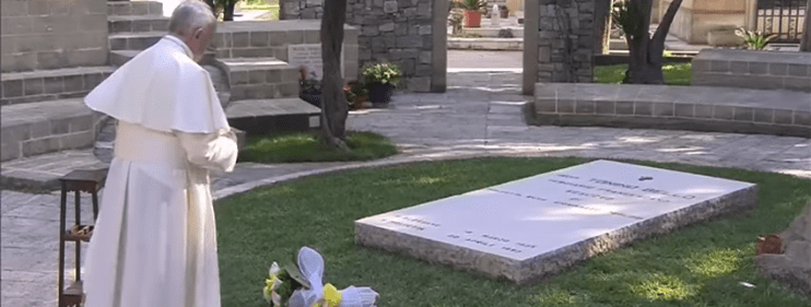 Papa Francesco prega sulla tomba di Don Tonino