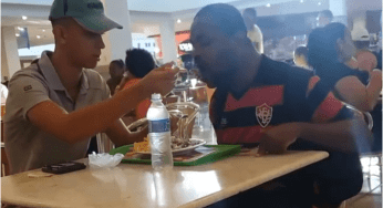 Stagista aiuta disabile a mangiare, il video diventa virale