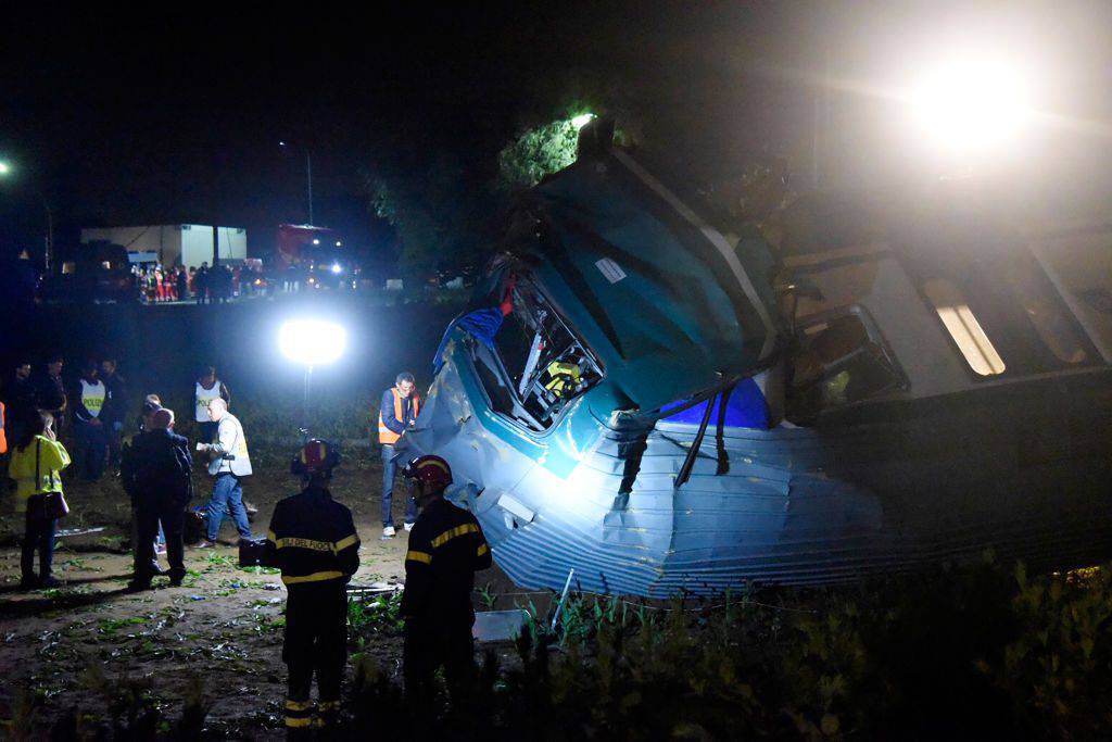 Tragico scontro treno-tir in Piemonte: 2 morti e 23 feriti