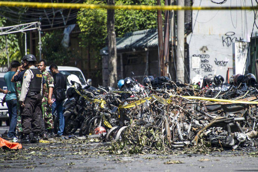 Attentato Indonesia: tre bombe in tre chiese cristiane, decine le vittime