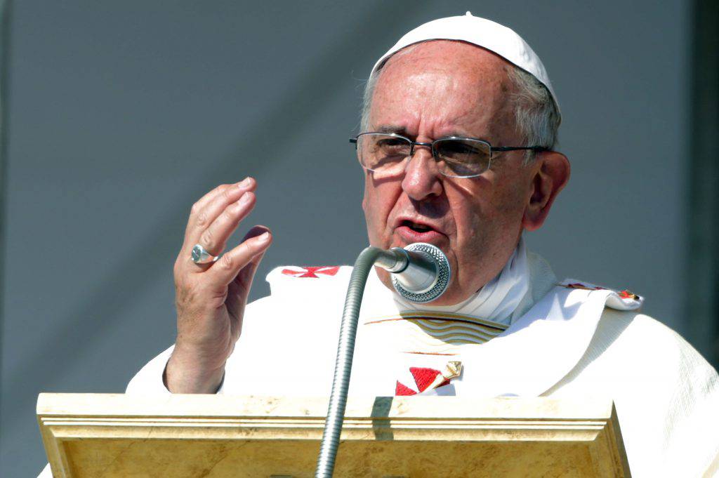 Papa Francesco: "Guardiamoci allo specchio prima di giudicare"