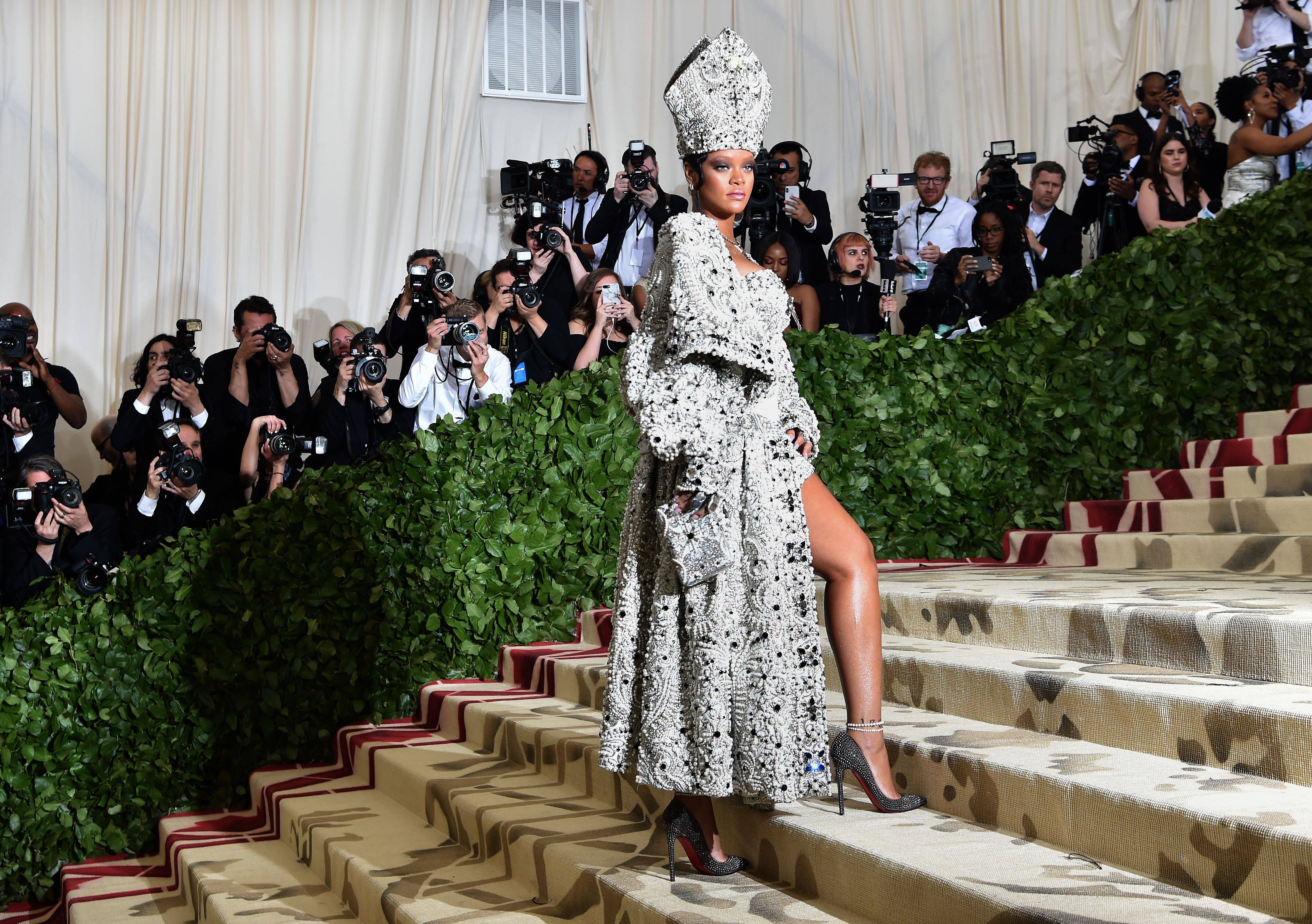 Metropolitan Museum: l'abito di Rihanna non rappresenta la bellezza liturgica