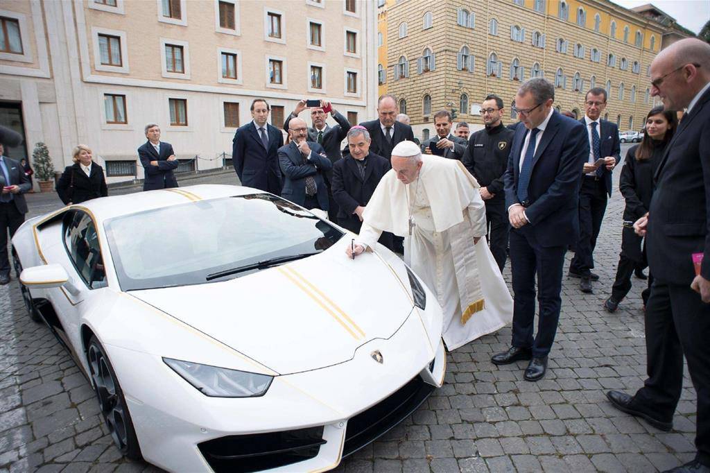 Venduta all'asta la Lamborghini del papa, il ricavato andrà in beneficenza