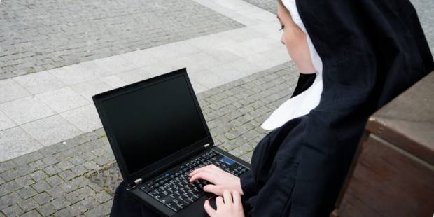 Le monache possono usare internet nei monasteri? Ecco la risposta del Vaticano