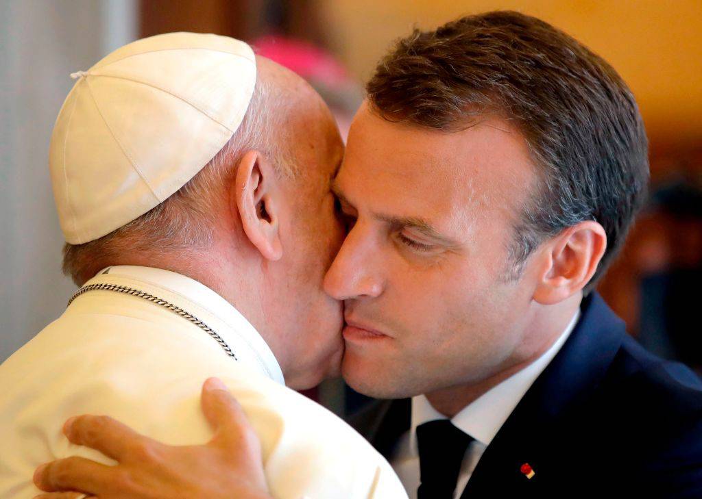 Lungo colloquio in Vaticano tra papa Francesco e Macron