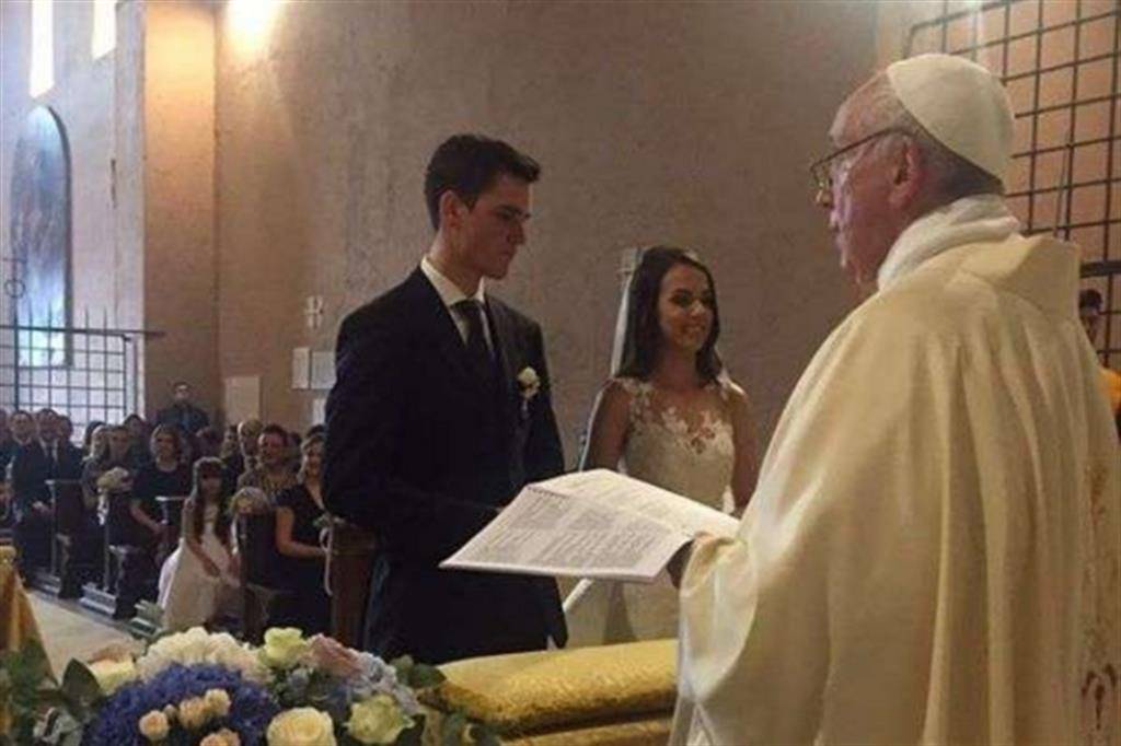 Papa Francesco celebra a sorpresa le nozze di una guardia svizzera