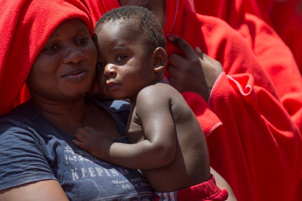 Migranti, la posizione della Chiesa: aiutare i bisognosi in Italia e nei loro Paesi