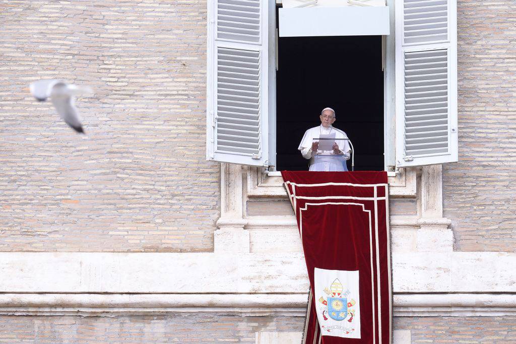 Angelus, papa Francesco: "L'assenza di fede allontana dalla grazia divina"