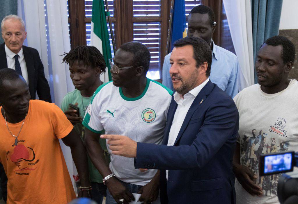 Salvini - l'africa si aiuta così