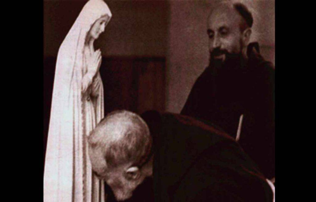 Padre Pio bacia la Madonna di Fatima