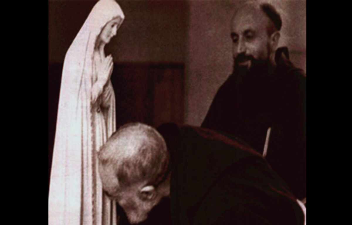 Padre Pio bacia la Madonna di Fatima