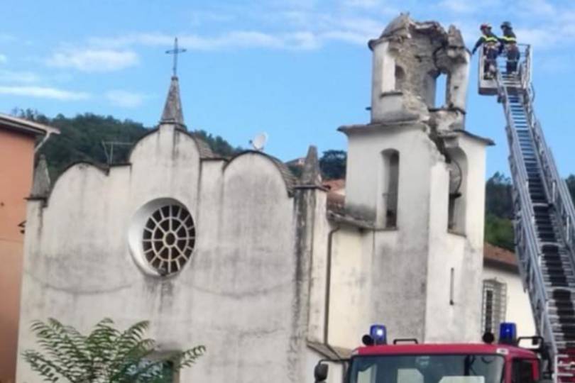 Campanile colpito da un fulmine la spezia