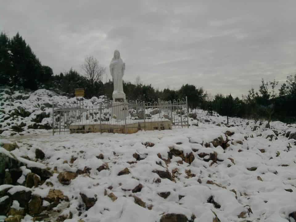 I fedeli sfidano freddo e neve per la novena di Natale