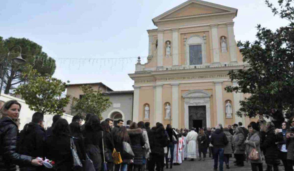 decine di innamorati si promettono eterno amore