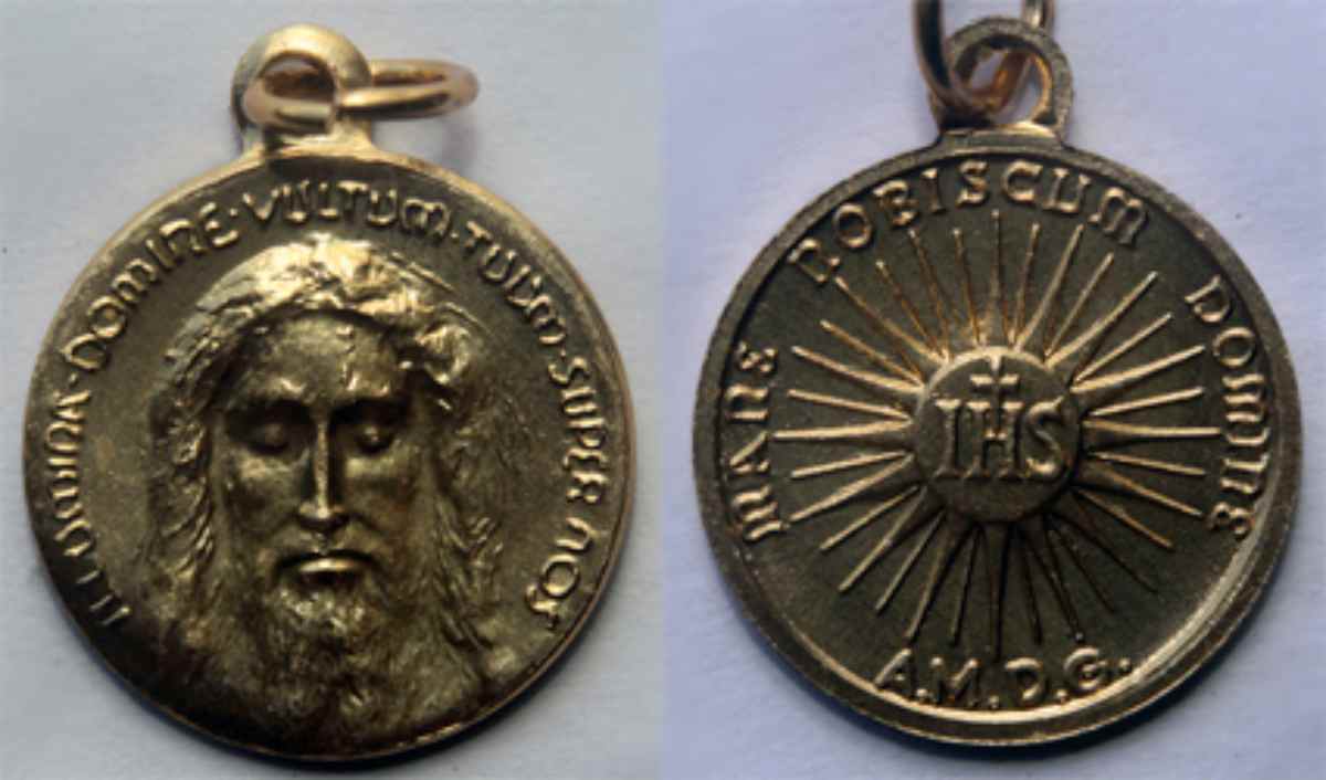 Medaglia Del Volto Santo Di Gesù La Madonna ci regala il Santo Volto di Gesù da portare con noi