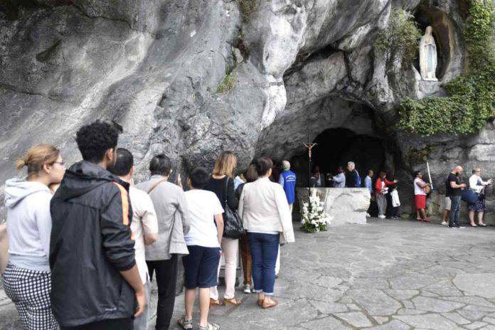 Madonna di Lourdes: la potente preghiera per chiedere una grazia