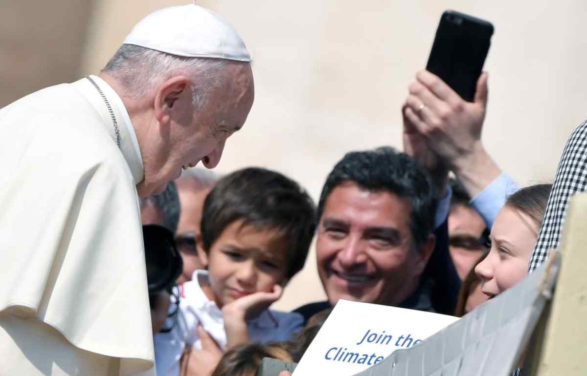 Greta Thunberg incontra il papa a Piazza San Pietro