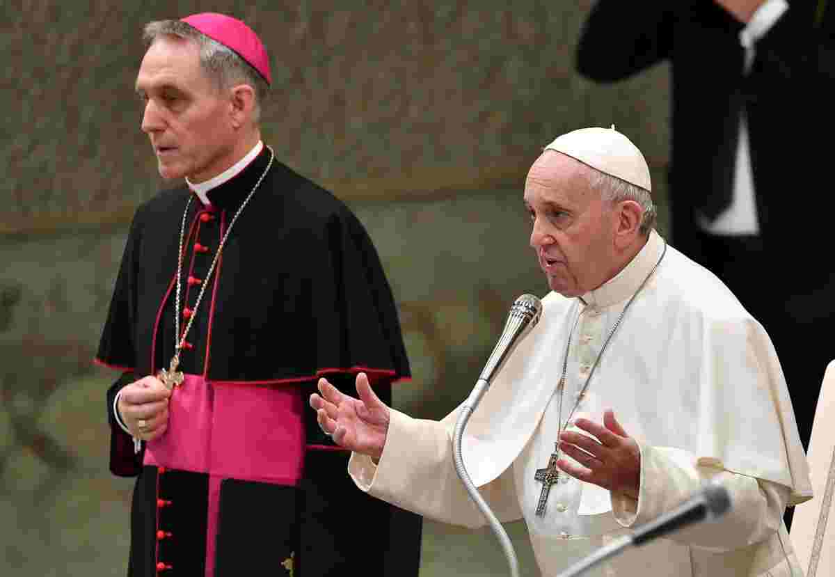 papa francesco tratta umana