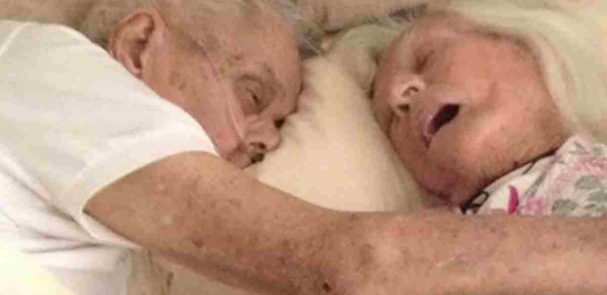 marito e moglie muoiono abbracciati