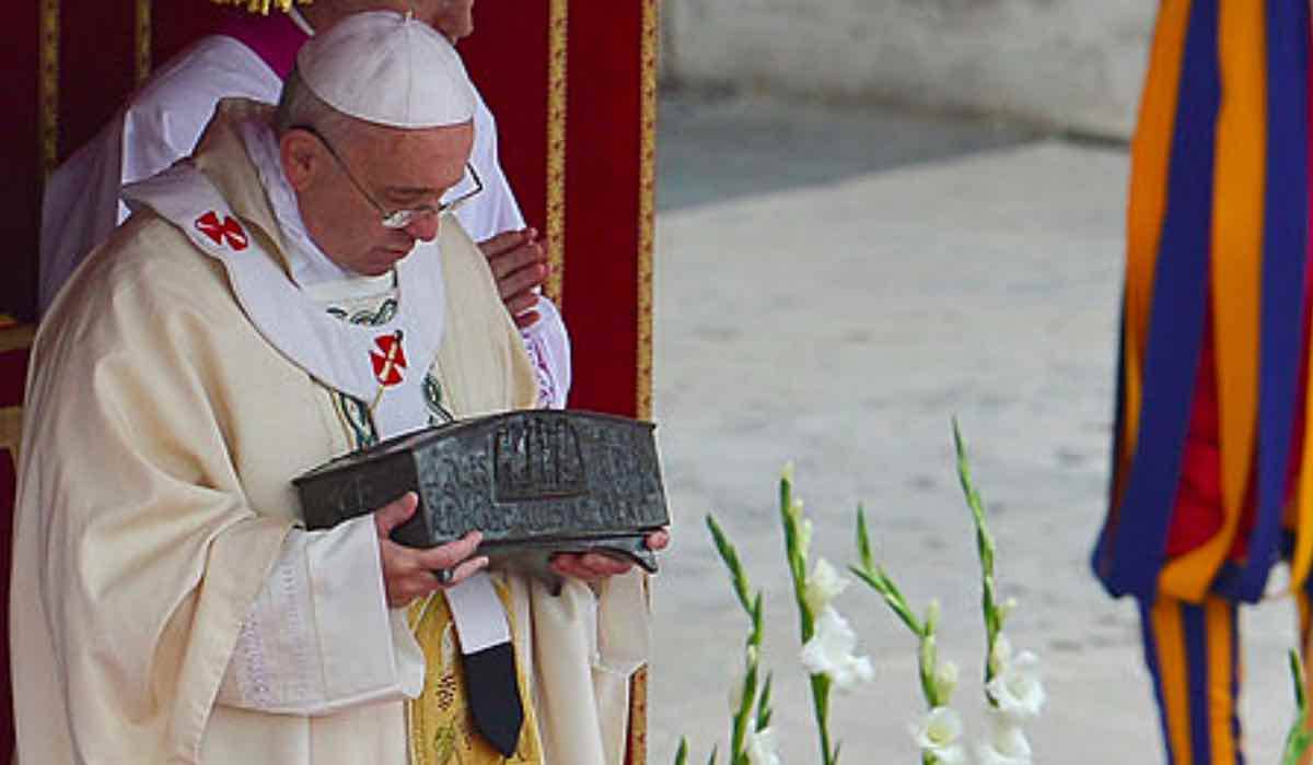 Papa Francesco ossa San Pietro