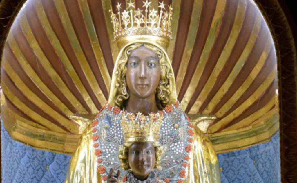 Madonna nera di Viggiano statua