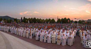 Medjugorje fa il Botto, quasi 800 sacerdoti alla messa celebrata da Mons. Fisichella – VIDEO