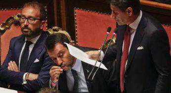 Conte si dimette e critica Salvini per “incoscienza religiosa”, Salvini risponde baciando il Rosario.