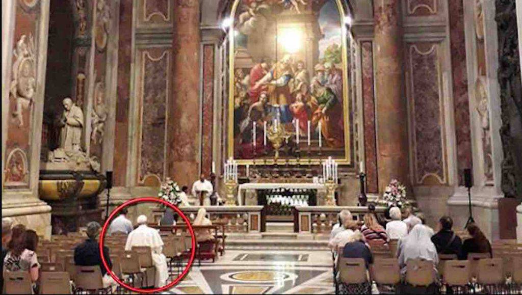 Papa Francesco assiste Messa 