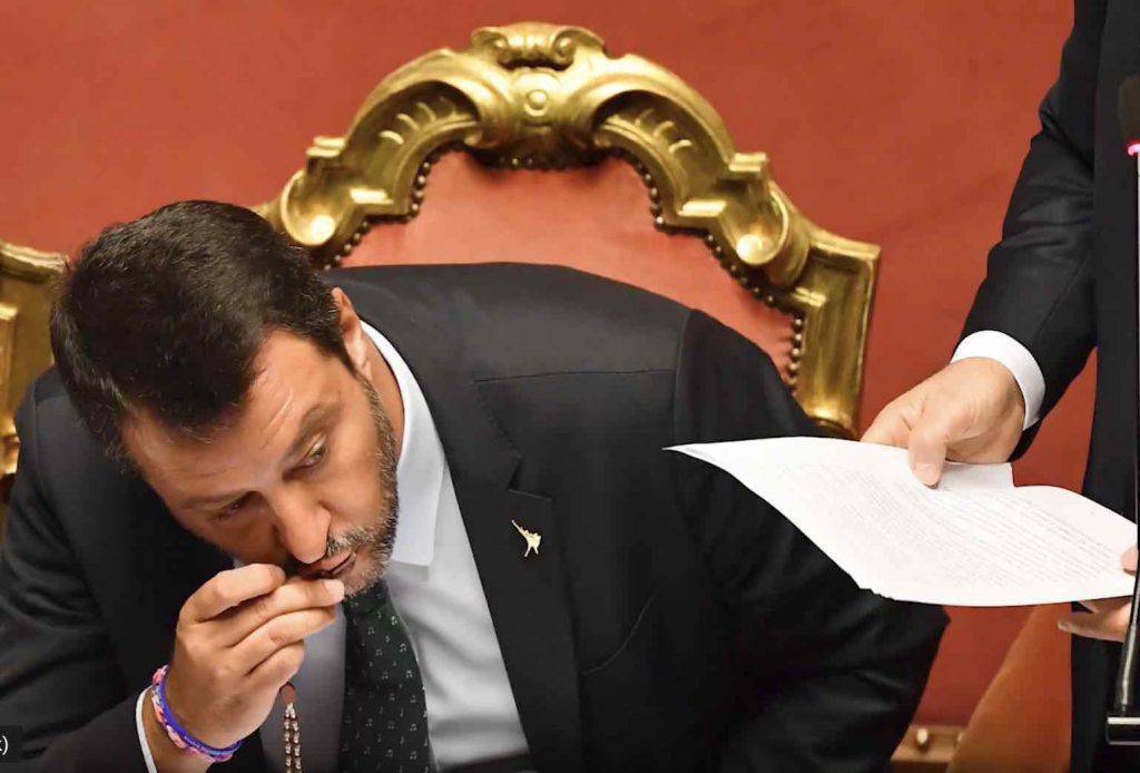 Matteo Salvini bacia il rosario