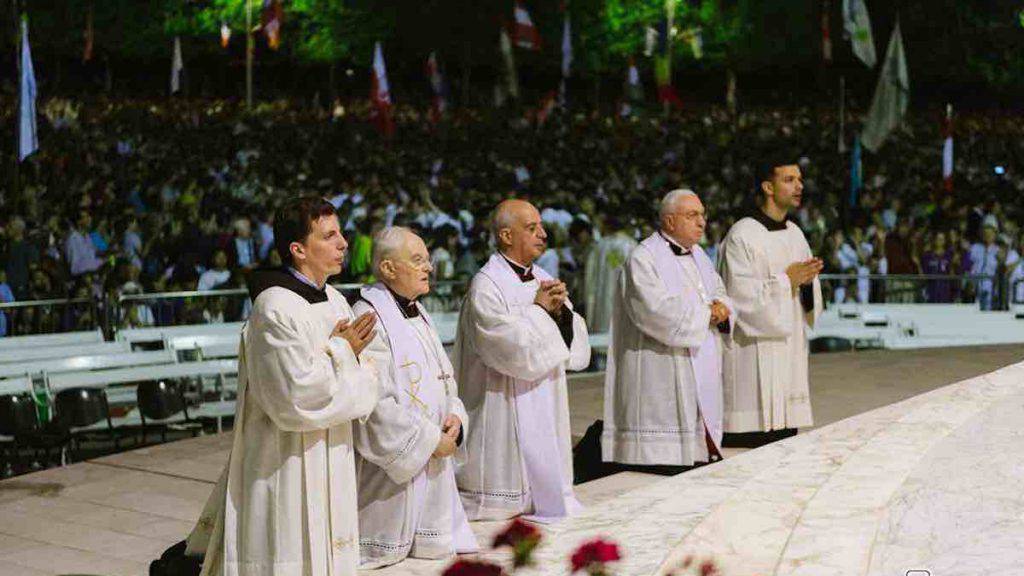 Medjugorje: Mons. Henryk Hoser, Mon. Rino Fisichella, Mons. Luigi Pizzuto davanti al Santissimo 