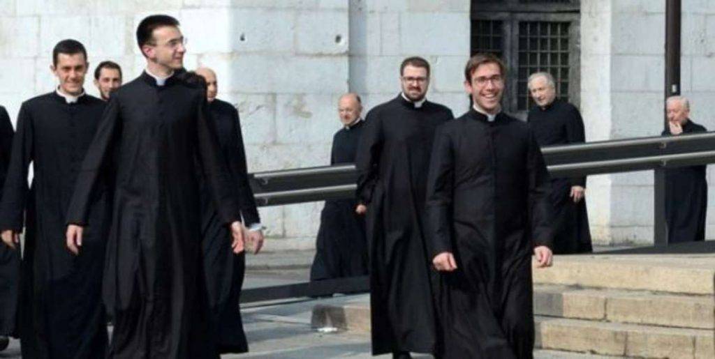 Cei aumenta stipendio sacerdoti