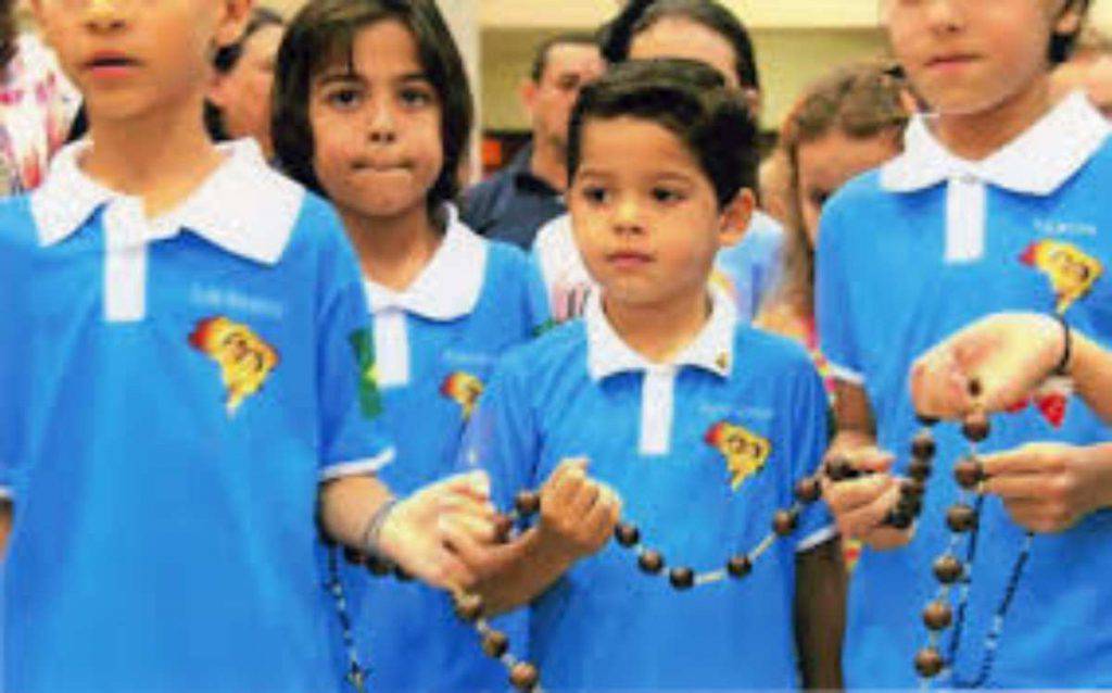 Bambini recitano il Rosario