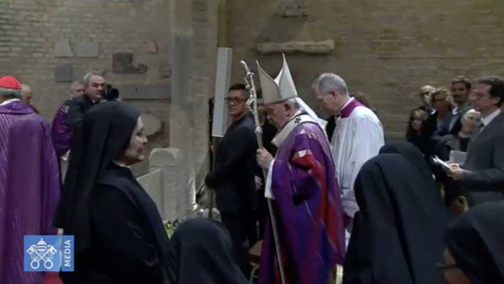 papa francesco messa catacombe