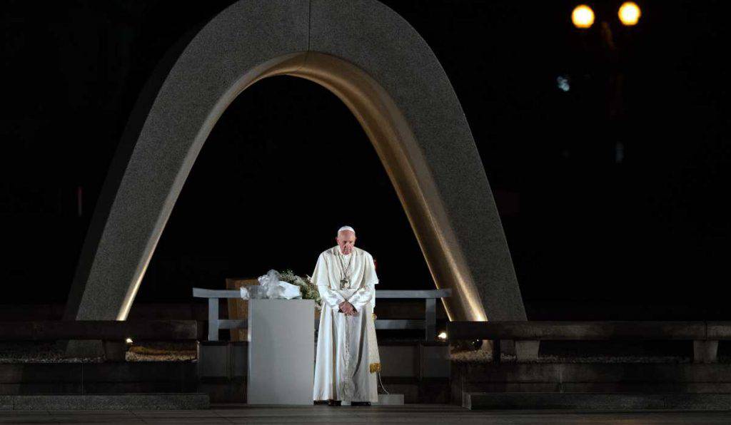 papa francesco monumento atomica