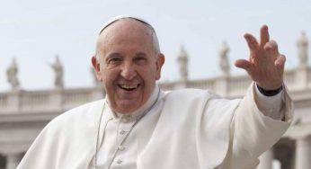 Papa Francesco cita De Andrè: “Dio è in ogni luogo”