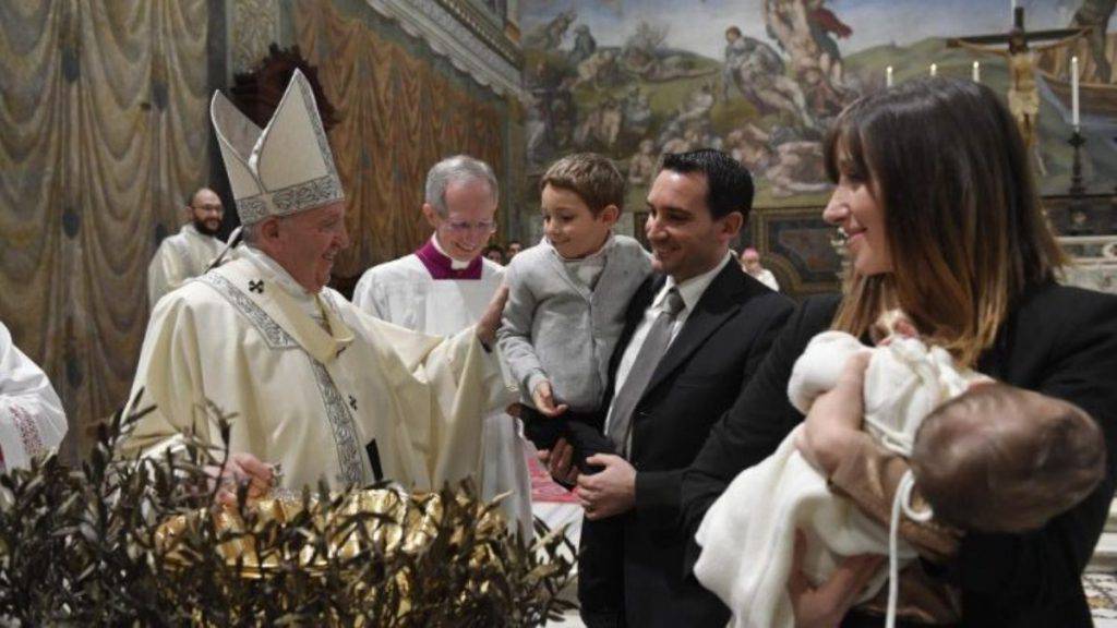 papa francesco battesimo bimbi