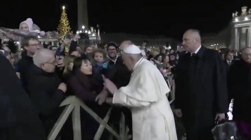 papa francesco schiaffi fedele